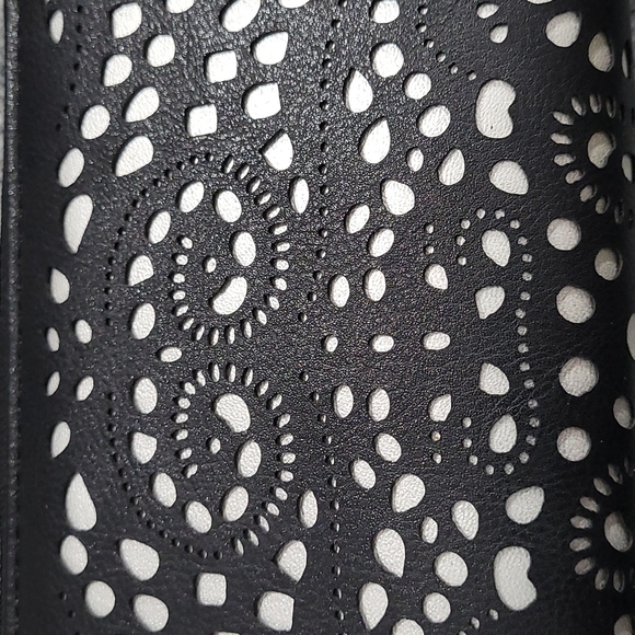 Black and White Lace Design Wristlet Wallet - Picture 2 of 8